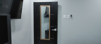 Tranquility Hotel Suite RE, walking distance to the QPS, Ariapita Ave, & EV Zoo,