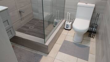 Ducha, toallas, jabón y papel higiénico