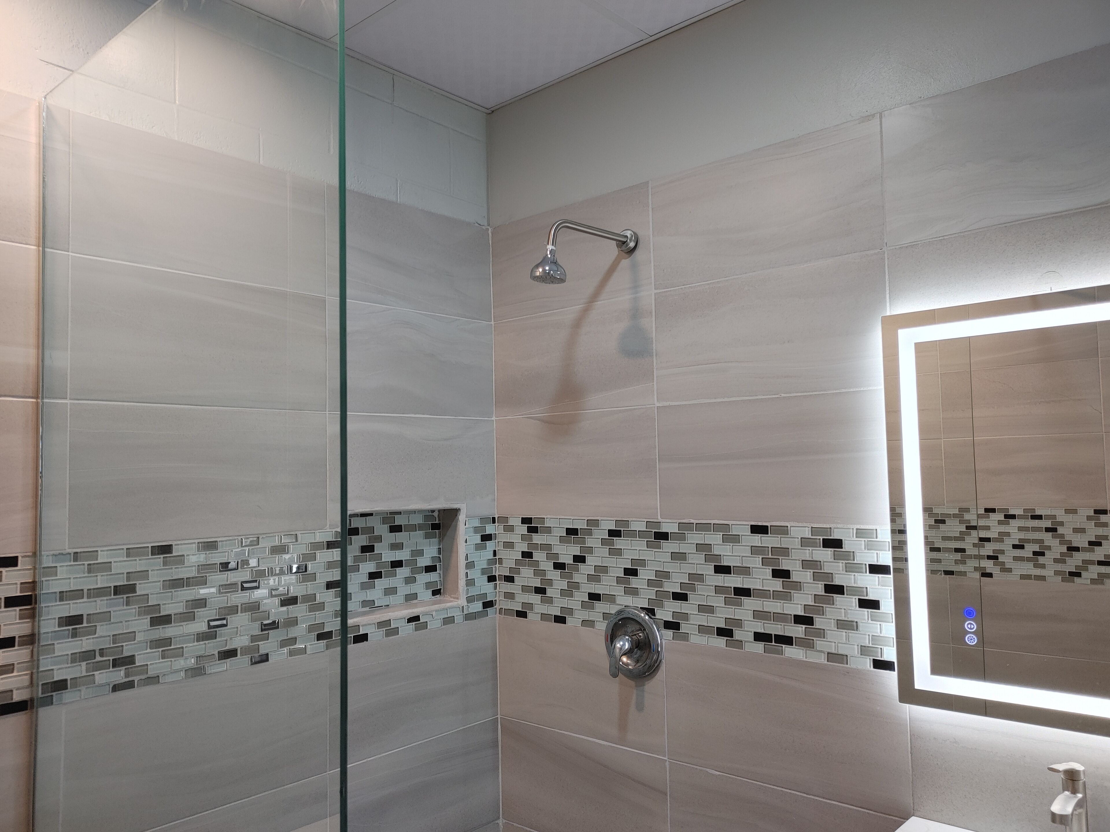 Dusj, håndklær, såpe og toalettpapir