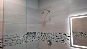 Dusj, håndklær, såpe og toalettpapir