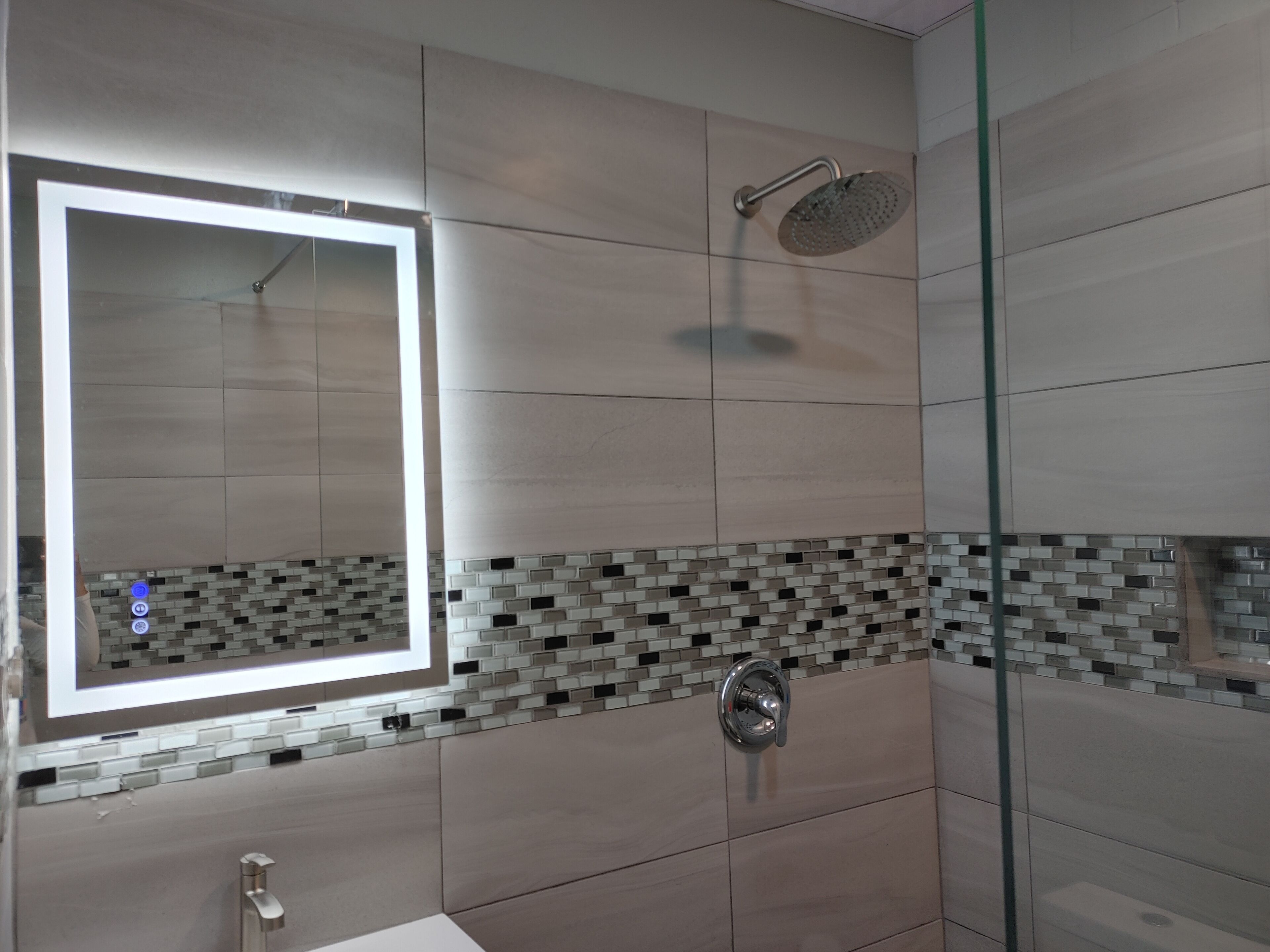 Douche, serviettes fournies, savon, papier toilette