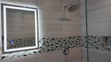 Douche, serviettes fournies, savon, papier toilette