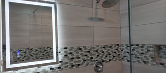 Tranquility Hotel Suite RE, walking distance to the QPS, Ariapita Ave, & EV Zoo,