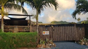 Une clôture en bois avec une enseigne indiquant « Vaiti Sunset ».