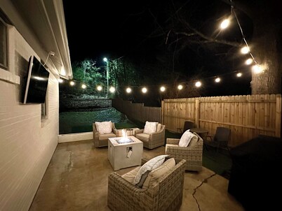 Newly Renovated 3 BR House-PERFECT Location, Walk to The Square!