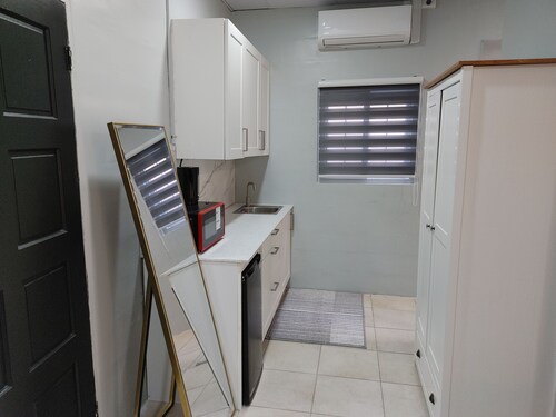 Tranquility Hotel Suite RD, walking distance to the QPS, Ariapita Ave, & EV Zoo,