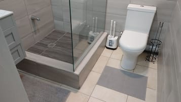 Dusj, håndklær, såpe og toalettpapir