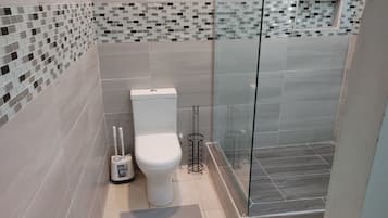 Ducha, toallas, jabón, papel higiénico