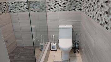 Douche, serviettes fournies, savon, papier toilette