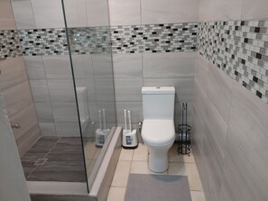 Suihku, pyyhkeet, saippua, vessapaperi