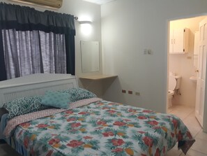 3 habitaciones, tabla de planchar con plancha, wifi y ropa de cama 