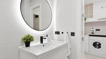 Dusch, hårtork och handdukar