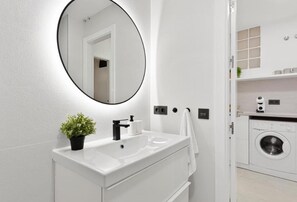 Chuveiro, secador de cabelo, toalhas de banho 
