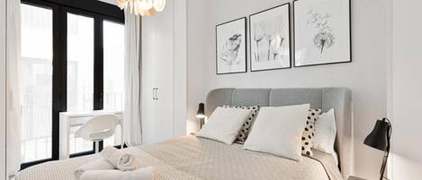 2 slaapkamers, een strijkplank/strijkijzer, internet, beddengoed