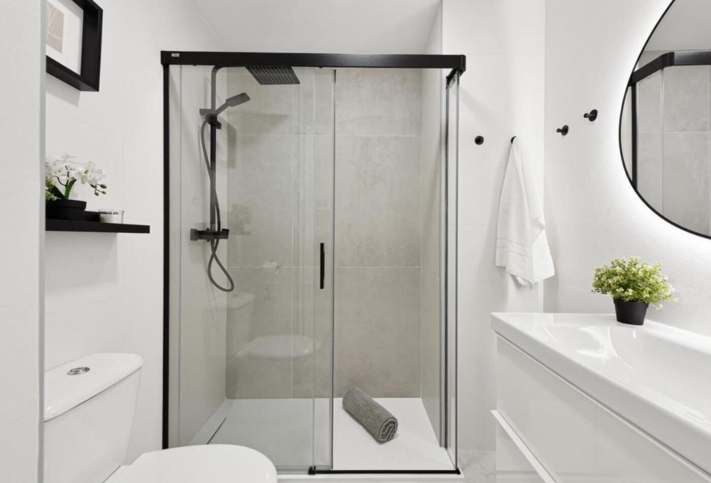 Ducha, secador de pelo y toallas