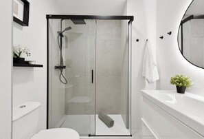 Suihku, hiustenkuivaaja, pyyhkeet