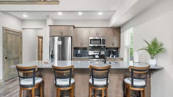 Refrigerador, microondas, horno, placa de cocina