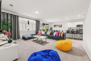 Smart TV, fireplace - Coachella Desert Castle! 🏰🌵New everything! Salt water pool, Jacuzzi, Poker room! (Coachella)