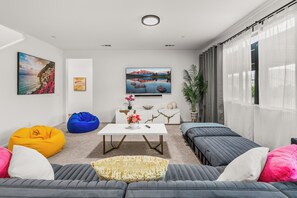 Smart TV, fireplace - Coachella Desert Castle! 🏰🌵New everything! Salt water pool, Jacuzzi, Poker room! (Coachella)