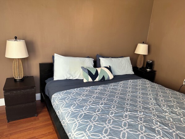 A bedroom with a bed, two bedside tables, two lamps, and a nightstand. - EXTRAORDINARY EXPERIENCE 3/broom 2/bath house in lovely Windermere with WiFi, AC (Windermere)