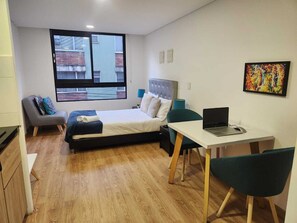 1 habitación, escritorio, tabla de planchar con plancha y wifi gratis 