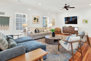 Smart-TV, Tischfußball, Tischtennisplatte