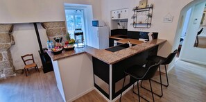 Kylskåp, mikrovågsugn, ugn och spishäll