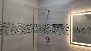 Een douche, handdoeken, zeep, toiletpapier