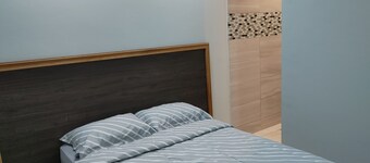 Tranquility Hotel Suite RF, walking distance to the QPS, Ariapita Ave, & EV Zoo,