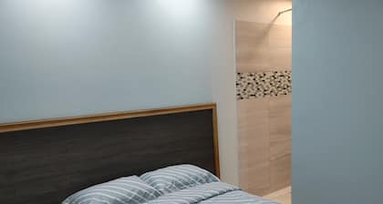 Tranquility Hotel Suite RF, walking distance to the QPS, Ariapita Ave, & EV Zoo,