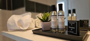 Een douche, een haardroger, handdoeken