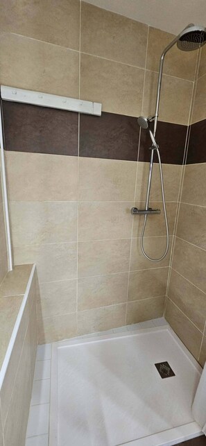 Dusche, Haartrockner, Handtücher