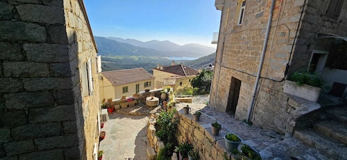 T2 typique au cœur du village et vue sur le Golfe