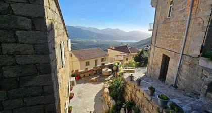 T2 typique au cœur du village et vue sur le Golfe