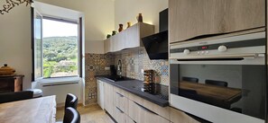 Fridge, microwave, oven, stovetop - Beautiful & old renovated T3 apartment in Sartène (Sartène)