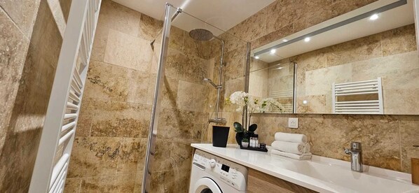 Shower, hair dryer, towels