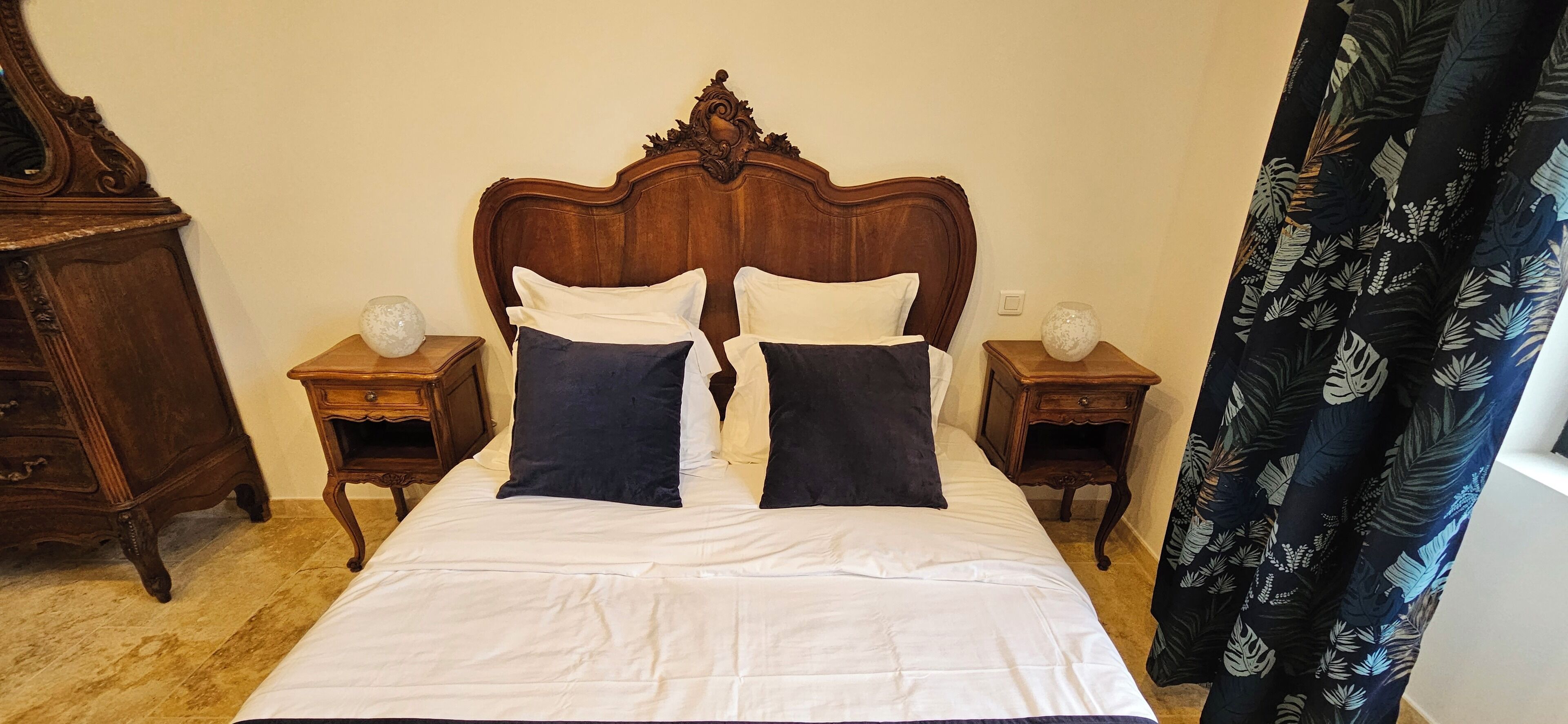 2 室のベッドルーム、WiFi (無料)、ベッドシーツ