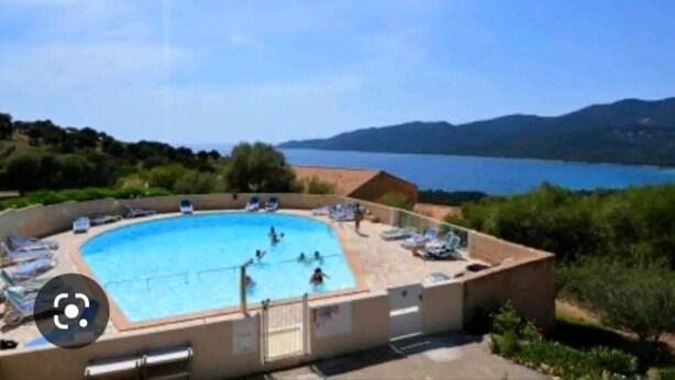 A swimming pool with a view of a lake and mountains in the background. - Mini Caseddu T2, Pool & sea view, Alba Rossa N°11 (Serra-di-Ferro)