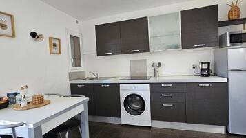 Een koelkast, een microgolfoven, een oven, een kookplaat