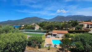 A residential area with a swimming pool, houses, and mountains in the background. - T2 Dolce & Vita C5 sea and pool view (Propriano)