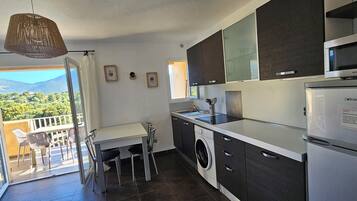 Een koelkast, een microgolfoven, een oven, een kookplaat