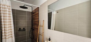 Shower, hair dryer, towels - T2 Dolce & Vita C5 sea and pool view (Propriano)