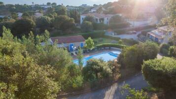 Een buitenzwembad en een verwarmd zwembad