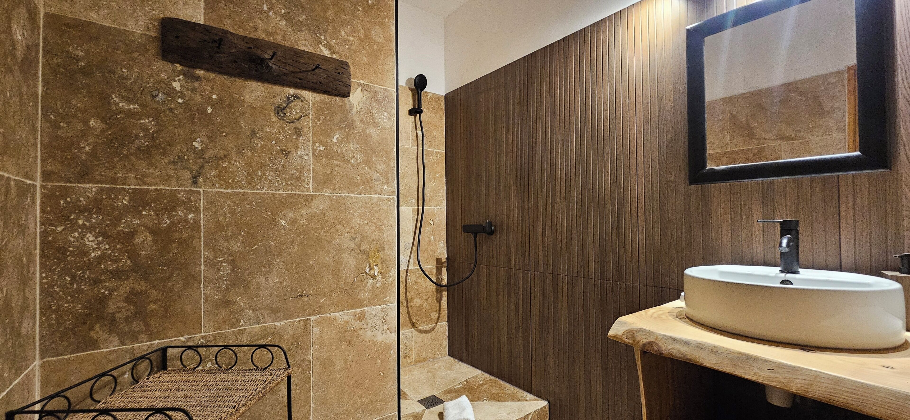 Douche, sèche-cheveux, serviettes fournies