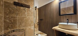 Dutxa, assecador de cabells i tovalloles 