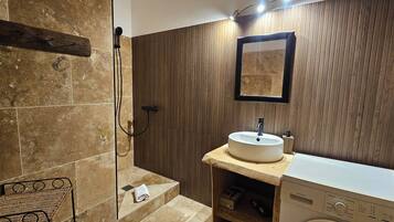 Chuveiro, secador de cabelo, toalhas de banho