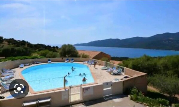 Una piscina al aire libre, una piscina climatizada
