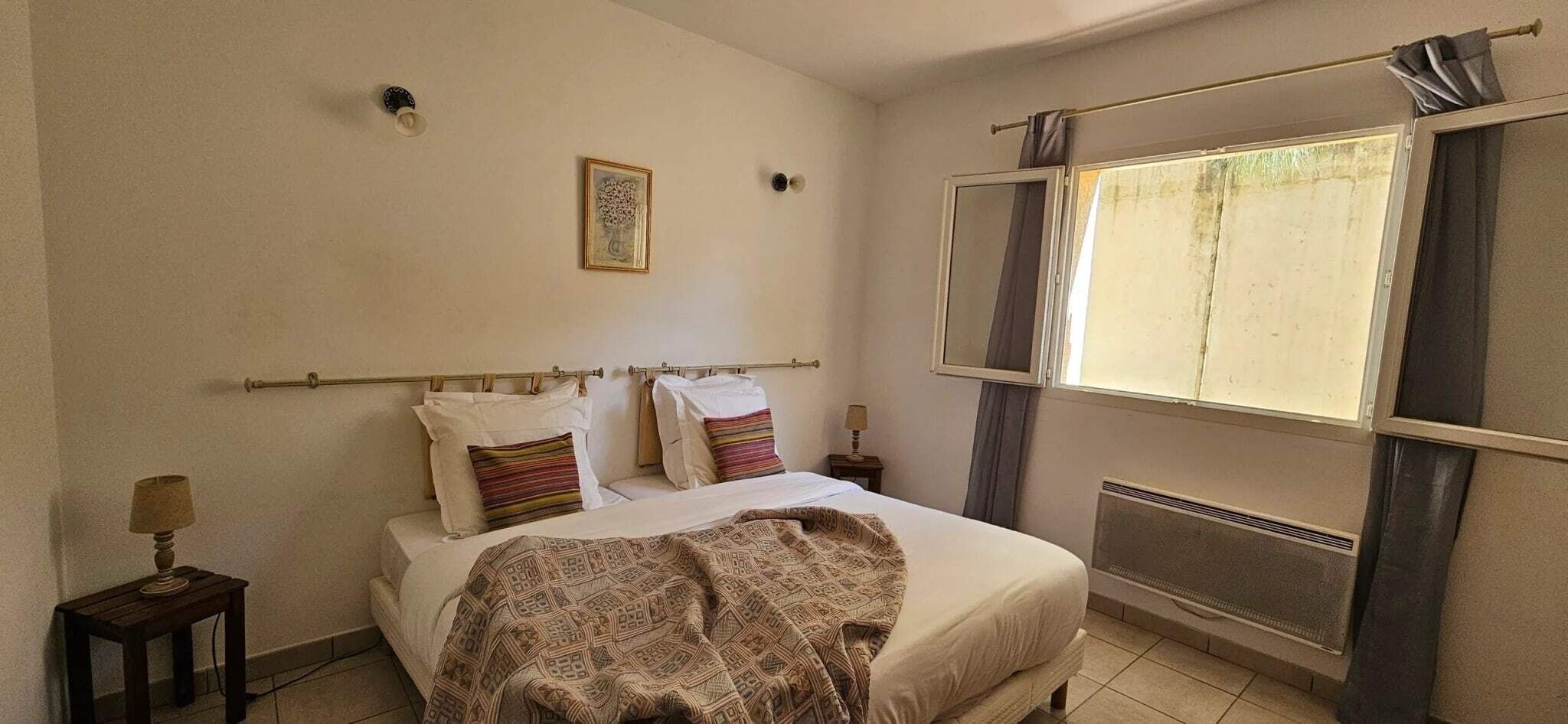 2 室のベッドルーム、WiFi (無料)、ベッドシーツ