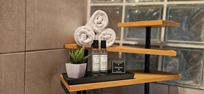 Dusche, Haartrockner, Handtücher