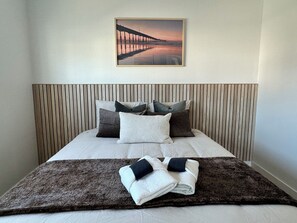 2 chambres, bureau, fer et planche à repasser, lit de bébé portatif